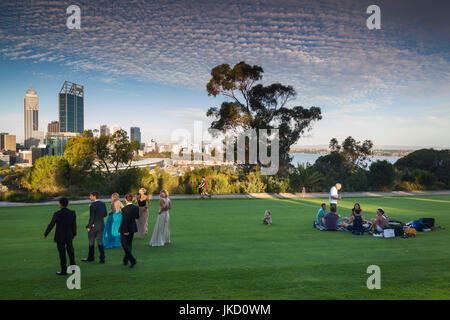 L'Australie, Western Australia, Perth, les gens sur le chemin de l'école prom dans Kings Park, la fin de l'après-midi, C Banque D'Images