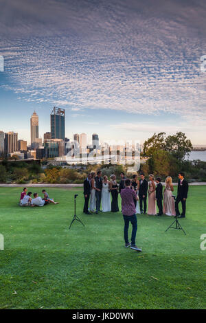 L'Australie, Western Australia, Perth, les gens sur le chemin de l'école prom dans Kings Park, la fin de l'après-midi, C Banque D'Images