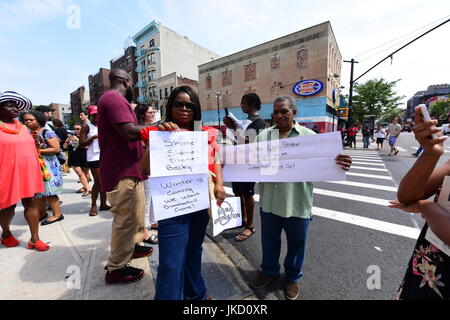 Brooklyn, États-Unis. 22 juillet, 2017. Plus d'une centaine de personnes se sont rassemblées à l'angle de la Place St Marc et Nostrand Avenue à Crown Heights, Brooklyn pour protester contre l'embourgeoisement et de l'appropriation culturelle de la part d'un nouveau restaurant appelé Summerhill. Le Summerhill propriétaire avait déclaré que trous de balle dans un mur étaient authentiques, que beaucoup dans la communauté jugée de mauvais goût. Le président après l'orateur a décrit la vie dans les hauteurs de la Couronne comme étant beaucoup plus que la somme totale des statistiques de la criminalité & manchettes Crédit : Andy Katz/Pacific Press/Alamy Live News Banque D'Images