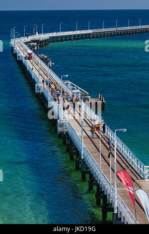 L'Australie, l'ouest de l'Australie, le sud-ouest, Busselton, Busselton Jetty, plus longue dans l'hémisphère sud, à 1841 mètres de longueur, elevated view Banque D'Images