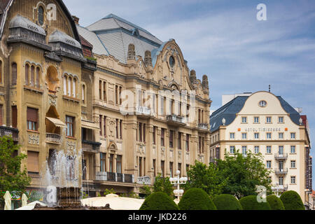 Roumanie, région du Banat, Timisoara, Piata Victoriei Square, bâtiments, jour Banque D'Images