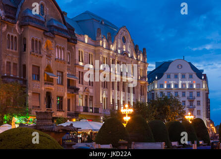 Roumanie, région du Banat, Timisoara, Piata Victoriei Square, bâtiments, soir Banque D'Images