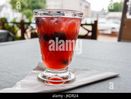 Fruits rafraîchissante sangria (punch) boire dans du verre Banque D'Images