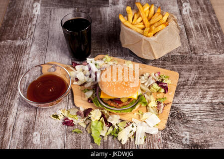 Délicieux burger sur plaque de bois Banque D'Images