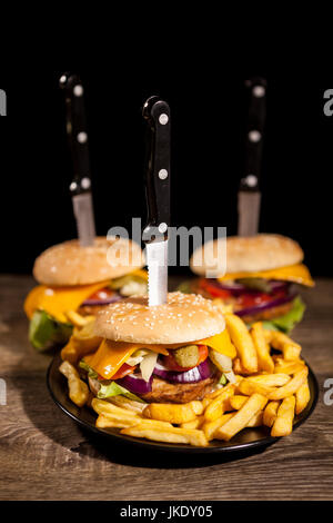 Gastronomique savoureux hamburgers délicieux sur la plaque noire Banque D'Images