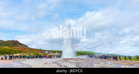 Grosse éruption au Strokkur Geyser en Islande Banque D'Images