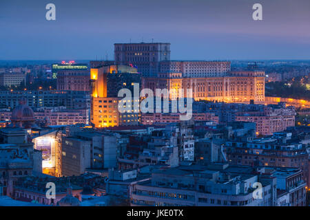 Roumanie, Bucarest, Palais du Parlement, le deuxième plus grand bâtiment, elevated view, dusk Banque D'Images