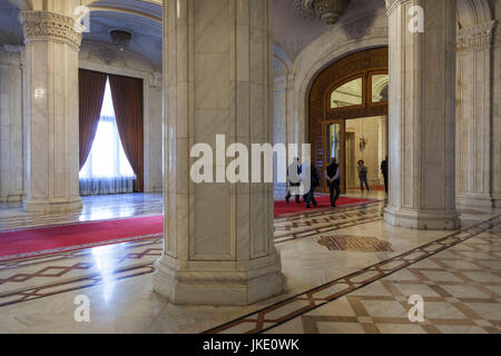 Roumanie, Bucarest, Palais du Parlement, le deuxième plus grand bâtiment, couloir intérieur Banque D'Images