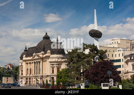 Roumanie, Bucarest, Piata George Enescu Square et le roi Carol I Université avec la place Piata Revolutei, Renaissance Memorial Banque D'Images