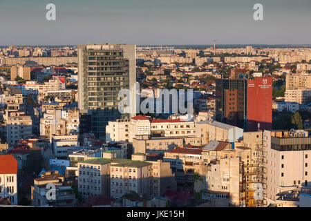 Roumanie, Bucarest, sur les toits de la ville, augmentation de la vue, coucher du soleil Banque D'Images