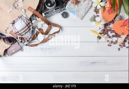 Voyage Accessoires de costumes. Les passeports, bagages, appareil photo vintage, lunettes, sac, bikini, le coût du voyage des cartes préparées pour le voyage Banque D'Images