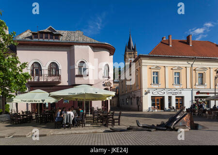 La Roumanie, la Région de Maramures, Baia Mare, la tour et les bâtiments sur Piata Libertatii Square Banque D'Images