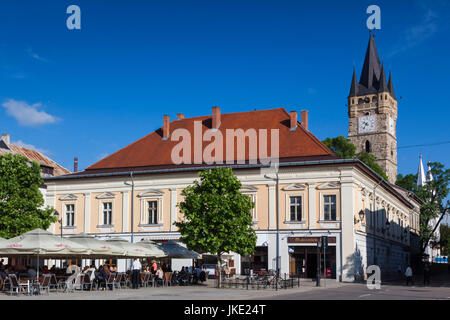 La Roumanie, la Région de Maramures, Baia Mare, la tour et les bâtiments sur Piata Libertatii Square Banque D'Images
