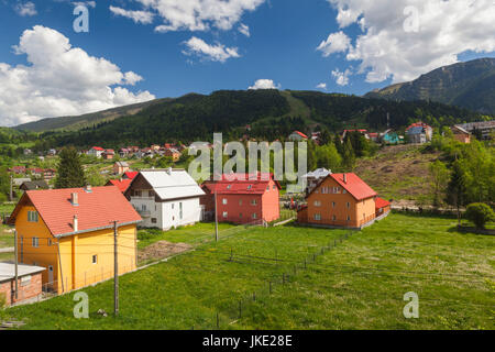 Roumanie, le Maramures, région parc national des Monts Rodna, Statiunea Borsa, ski, printemps, augmentation de la vue sur le village Banque D'Images