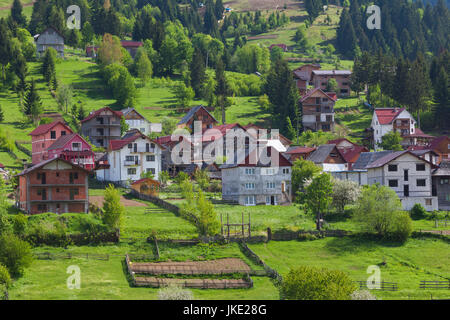 Roumanie, le Maramures, région parc national des Monts Rodna, Statiunea Borsa, ski, printemps, augmentation de la vue sur le village Banque D'Images