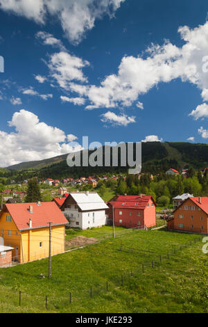 Roumanie, le Maramures, région parc national des Monts Rodna, Statiunea Borsa, ski, printemps, augmentation de la vue sur le village Banque D'Images