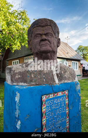 Roumanie, le Maramures, Région de Sapanta, mémorial à Stan Patras, premier sculpteur de pierres tombales dans le Cimetière Joyeux Banque D'Images