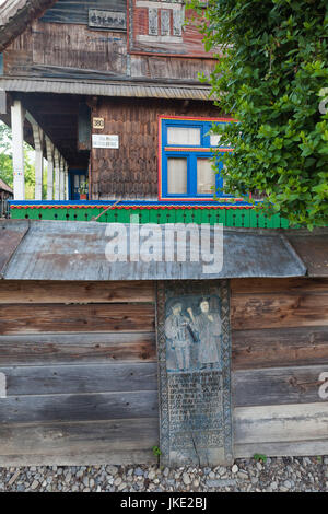 Roumanie, le Maramures, Région de Sapanta, mémorial à Stan Patras, premier sculpteur de pierres tombales dans le Cimetière Joyeux, extérieur Banque D'Images