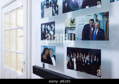 La Roumanie, la Région de Maramures, Sighetu Marmatei, Elie Wiesel's House, ancienne résidence de la lauréate du Prix Nobel de la paix et de l'écrivain de l'Holocauste, Elie Wiesel, photo avec le président américain Barack Obama Banque D'Images