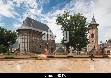 Roumanie, région de Moldova, Piatra Neamt, Piata Stefan cel Mare Square, St John's Church et tour Banque D'Images