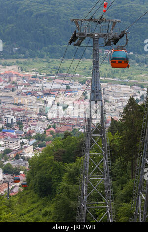 Roumanie, région de Moldova, Piatra Neamt, augmentation de la ville depuis le Mt. Telegondola Cozla Banque D'Images