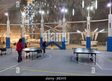 La Roumanie, la Transylvanie, Turda, MINE DE SEL de Turda, tables de ping-pong d'intérieur Banque D'Images