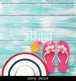 L'heure d'été et accessoires sur fond en bois bleu. Maquette Banque D'Images