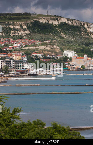 La Bulgarie, la côte de la mer Noire, Albena, ville et vue sur le port Banque D'Images