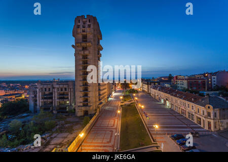 La Bulgarie, montagnes centrales, Shumen, Ploshtad Osvobozhdenie Square, portrait de l'ère post-soviétique inachevé Office Tower, Dawn Banque D'Images