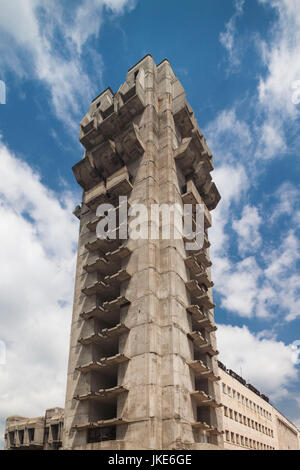 La Bulgarie, montagnes centrales, Shumen, Ploshtad Osvobozhdenie Square, portrait de l'ère post-soviétique inachevé Office Tower, jour Banque D'Images