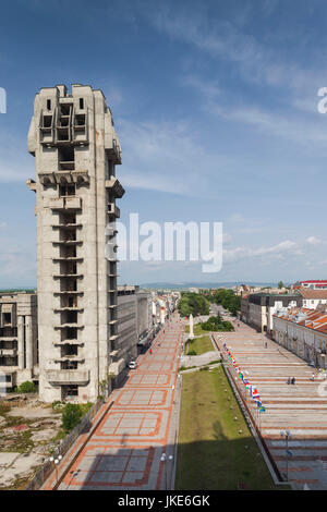 La Bulgarie, montagnes centrales, Shumen, Ploshtad Osvobozhdenie Square, portrait de l'ère post-soviétique inachevé Office Tower, jour Banque D'Images