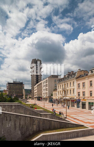 La Bulgarie, montagnes centrales, Shumen, Ploshtad Osvobozhdenie Square, portrait de l'ère post-soviétique inachevé Office Tower, jour Banque D'Images