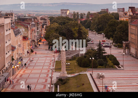 La Bulgarie, montagnes centrales, Shumen, Ploshtad Osvobozhdenie Square view, dusk Banque D'Images