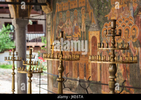 La Bulgarie, montagnes centrales, Troyan Troyan, Monastère, troisième plus grand monastère de Bulgarie, 16e siècle, avec des fresques murales peintes par Zahari Zograf, bougies votives Banque D'Images