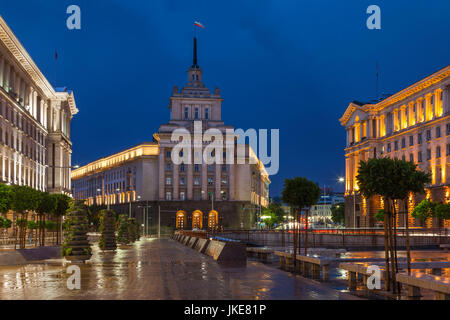 Bulgarie, Sofia, Ploshtad place Nezavisimost, gouvernement bâtiment anciennement siège du Parti communiste bulgare, soir Banque D'Images