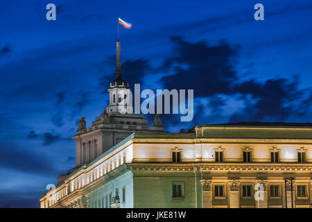 Bulgarie, Sofia, Ploshtad place Nezavisimost, gouvernement bâtiment anciennement siège du Parti communiste bulgare, soir Banque D'Images