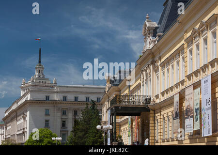 Bulgarie, Sofia, Ploshtad place Nezavisimost, gouvernement bâtiment anciennement le siège du Parti communiste bulgare et la National Art Gallery sur Ploshtad Battenberg Square Banque D'Images