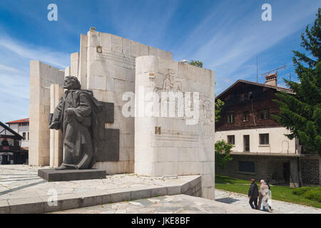 La Bulgarie, le Sud de montagnes, Bansko, station de ski, Ploshtad Vazhrazhdane Square, monument de Père Paisii Hilendarski, auteur et instigateur du nationalisme bulgare Banque D'Images