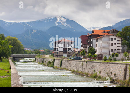 La Bulgarie, le Sud de montagnes, Bansko, station de ski, hôtels le long de la rivière Glazne et Montagnes du Pirin Banque D'Images
