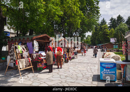 La Bulgarie, le Sud de montagnes, Bansko, station de ski, de souvenirs des étals, Ploshtad Nikola Vaptsarov Square Banque D'Images