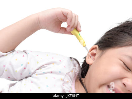 Dans earpick fille main isolé sur fond blanc, concept de soins en santé Banque D'Images