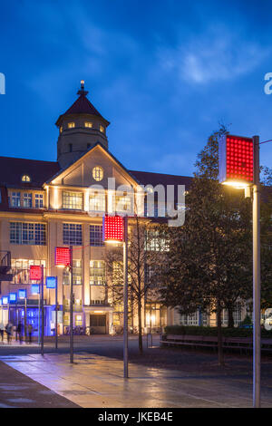 Allemagne, Baden-Württemberg, Karlsruhe, ZKM, Zentrum für Kunst und Medientechnologie, musée d'art moderne à l'ancien WW1 usine de munitions de l'époque, extérieur, crépuscule Banque D'Images