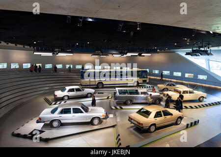 Allemagne, Bade-Wurtemberg, Stuttgart - Untertuerkheim, Musée Mercedes-Benz, bâtiment des années 1980, Mercedes Banque D'Images