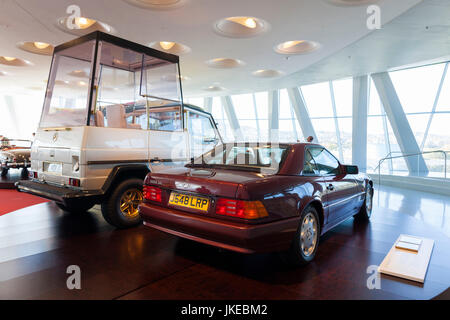 Allemagne, Bade-Wurtemberg, Stuttgart - Untertuerkheim, Musée Mercedes-Benz Mercedes, le pape-mobile et 500SL roadster autrefois propriété de la princesse Diana de l'Angleterre Banque D'Images