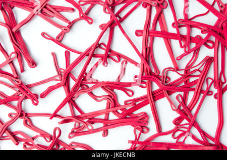 Paquet de bandes en caoutchouc rouge isolated on white Banque D'Images