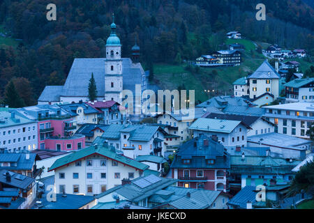 Germany, Bavaria, Berchtesgaden, augmentation de la ville, au crépuscule Banque D'Images