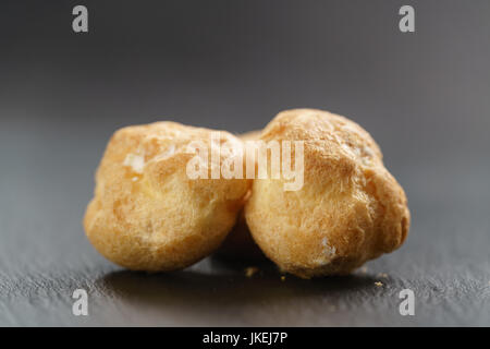 Sur fond d'ardoise profiteroles closeup Banque D'Images