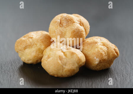 Sur fond d'ardoise profiteroles closeup Banque D'Images