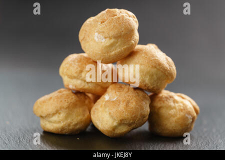 Sur fond d'ardoise profiteroles closeup Banque D'Images