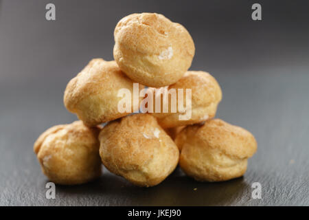 Sur fond d'ardoise profiteroles closeup Banque D'Images